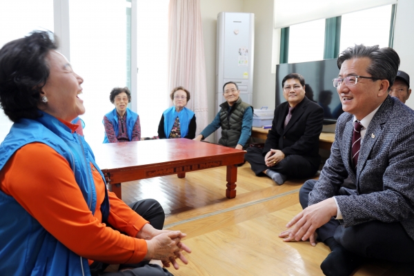 정용래 유성구청장이 지난 3월 18일 반석마을4단지아파트 경로당을 찾아 어르신들과 대화
