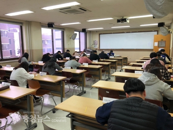 시험을 감독하는 교수 없이 무감독시험으로 중간고사를 치르는 군사경찰대학 재학생 모습