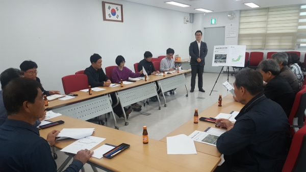 지난 24일 노은3동 행정복지센터에서 유성구 해랑숲근린공원 재해복구사업 주민설명회가 열리고 있다.