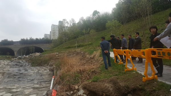 지난 24일 노은3동 주민들을 대상으로 열린 재해복구사업 주민설명회에서 유성구 공원녹지과 직원들이 주민들과 현장을 점검