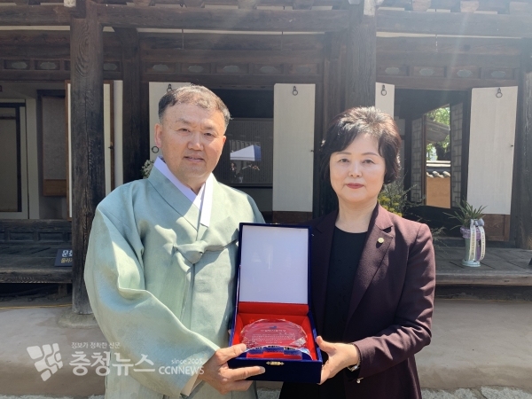 왼쪽부터 교산ㆍ난설헌선양회 박영봉 이사장, 백석대 어문학부 문현미 교수