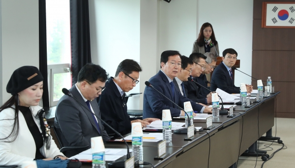 축제추진위원회의 열어 국내 최고의 문화예술 축제로 만들기 위하여 참석자들 간 머리 맞대