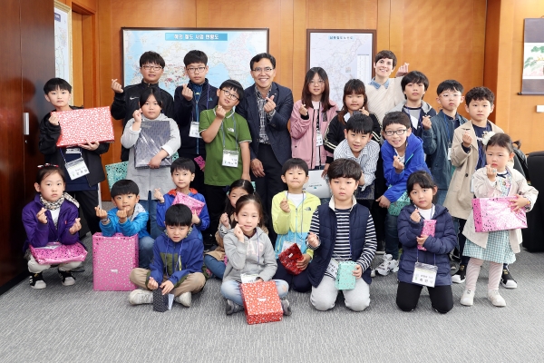 전만경 부이사장(사진 정중앙)이 직원가족 초청 직장문화 체험행사에 참석한 직원 자녀들과 함께 부이사장 집무실에서 기념촬영을 했다.