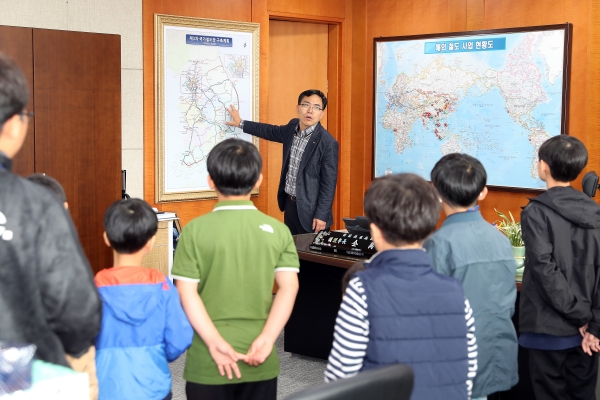 전만경 부이사장(사진 정중앙)이 직원가족 초청 직장문화 체험행사에 참석한 직원 자녀들에게 제3차 국가철도망 구축계획을 설명하고 있다.