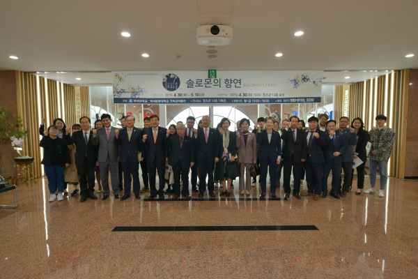 이은순 서예가 초대전 개회식에 참석한 사람들이 기념촬영 모습