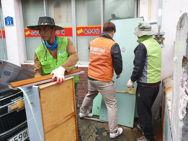 도마동 134-45 도마큰시장 제3주차장 옆 구유지에 대형폐기물 운반 모습