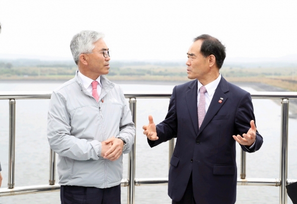 김인식사장(사진오른쪽)과 양윤경 서귀포시장(사진왼쪽)이 농업용수 통합광역화사업에 대한 이야기를 나누고 있다.