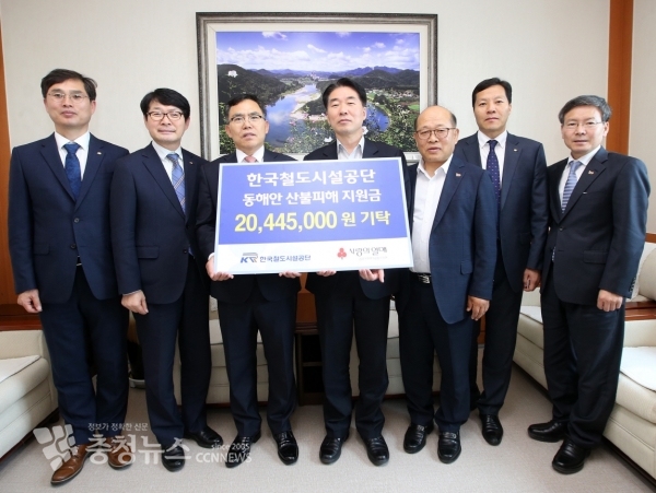 전만경 부이사장(왼쪽 3번째)이 30일 강원도청에서 김성호 강원도행정부지사(왼쪽 4번째) 동해안 산불피해 지원금을 전달했다