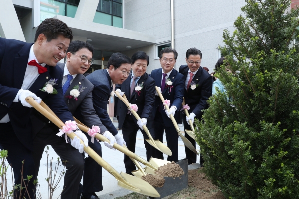 복수동 신청사 개청식 기념식수 모습