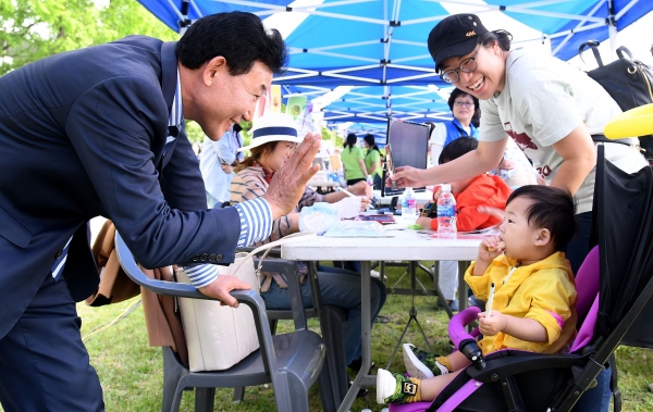 아이와 눈인사하는 구청장