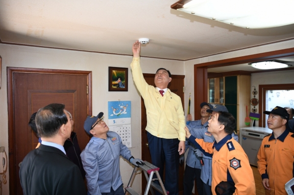 황선봉 군수 경보장치 설치 모습