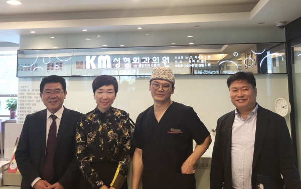 중국 위해시 의료관광 팸투어/ 천안의 한 성형외과의원을 방문하고 전문의와 기념사진을 찍고 있다.
