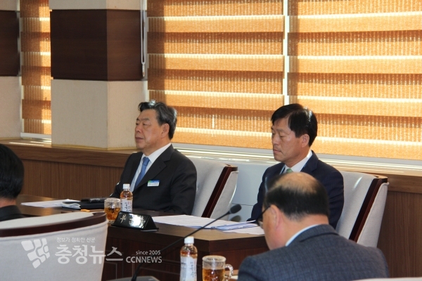 가세로 태안군수와 허재권 부군수가 2일 본회의장에서 열린 제259회 임시회에 참석했다.