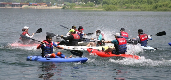 대청수상레포츠센터에서 수상레포츠를 즐기는 사람들