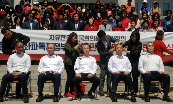 국회에서 여야4당의 페스트 트랙 처리에 반발 삭발하는 충청권 정치인들