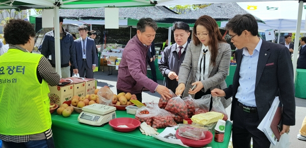 조소행 충남농협본부장과 남기범 경제지주부본부장 등이 직거래장터를 찾은 고객들에게 오이나눠주기 행사와 참여농가들의 출하농산물코너를 살폈다.