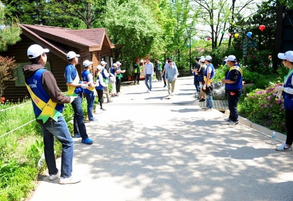 골프존 임직원, 대모산 산불 예방 캠페인 진행 모습