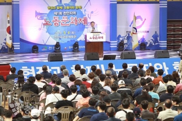 인사하는 구본영 천안시장