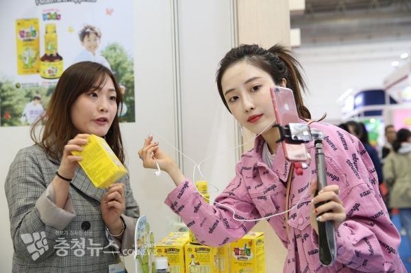 한국 영유아식품을 유튜브 생중계하고 있는 중국 유력 왕홍