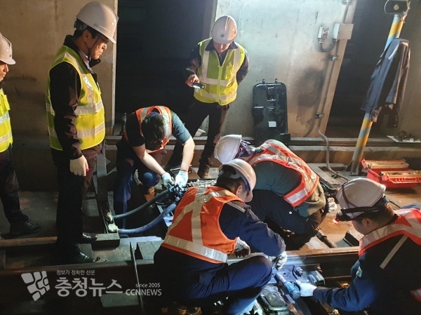 대전도시철도공사 현장직원들이 4일 새벽 회차역 선로전환기를 교체하고 있다.