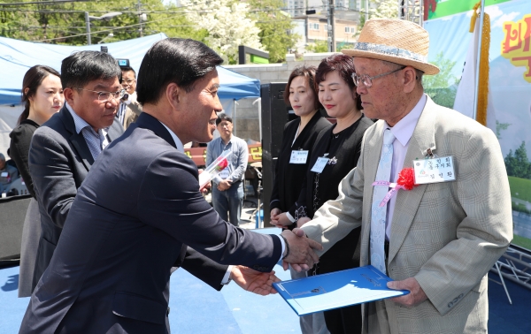 황인호 동구청장이 노인복지 기여자에게 표창장을 수여하고 있다.