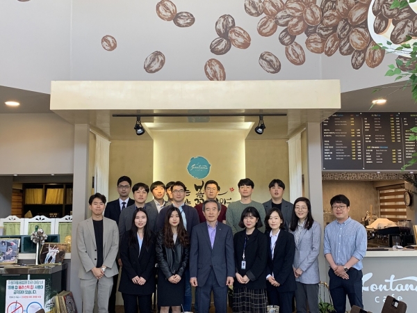 (앞줄 가운데)서부발전 김병숙 사장과 제 1기 젊은 이사회 「The First MOVER」단체사진