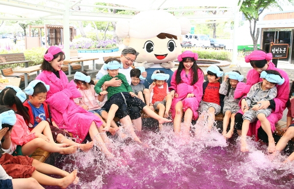 2019 유성온천문화축제 개막을 하루 앞둔 9일 오전 어린이들이 온천 족욕장에서 물장구를 치고 있다