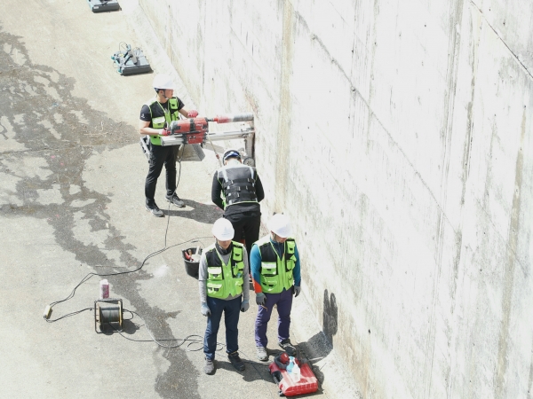 콘크리트 압축강도  확인과 구조물의 잔존 수명을 예측하는 시연 진행