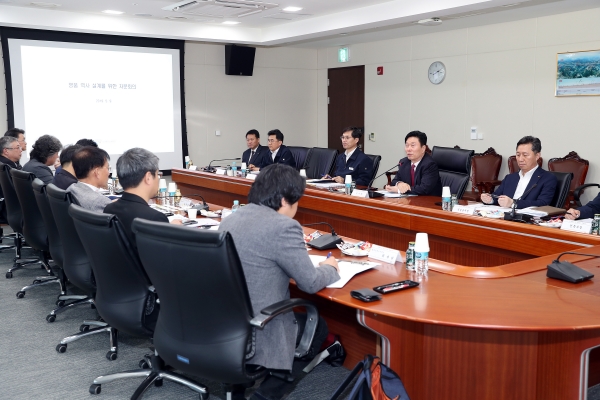 경영진과 외부 전문가들이 공단 본사(대전 소재)에서 설계공모 개선사항과 명품역사 설계 아이디어 도출을 위한 자유토론 진행