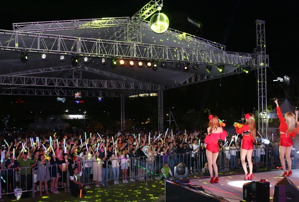 둘째 날과 셋째 날 저녁 계룡스파텔에서 열린 온천수샤워 DJ파티에 관람객들이 참여해 축제의 밤을 즐기고 있다.
