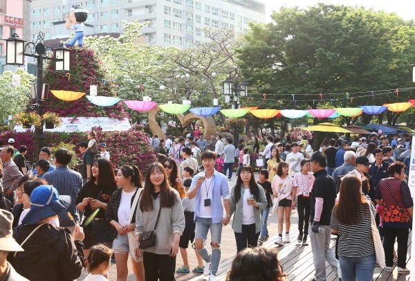 2019 유성온천문화축제장을 찾은 관람객들이 온천로 일원에서 즐거운 시간을 보내고 있다.