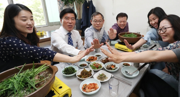황인호 동구청장(사진 왼쪽에서 두 번째)이 효행직원들과 오찬을 함께하며 격려하고 있다