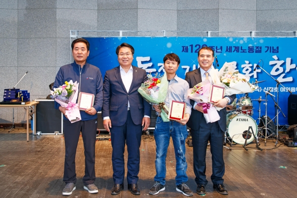 노사평화상 수상자와 기념촬영하는 오세현 아산시장