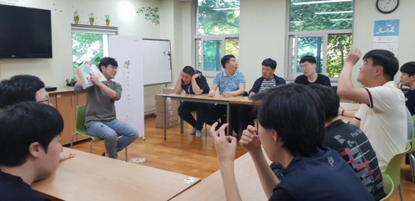 한남대학생, 지역민 등 자원봉사자가 장애인에게 책 읽어주기