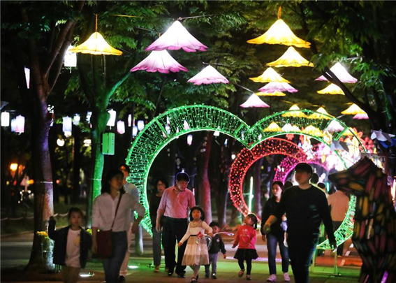 서구청 앞 보라매 공원에 조성된 아트 빛 터널