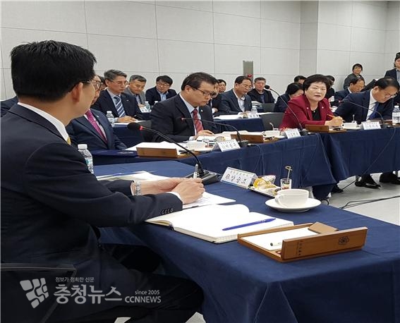 구기수 의장이 도지사와의 간담회에서 청양군 현안에 대한 지원을 건의하고 있다.