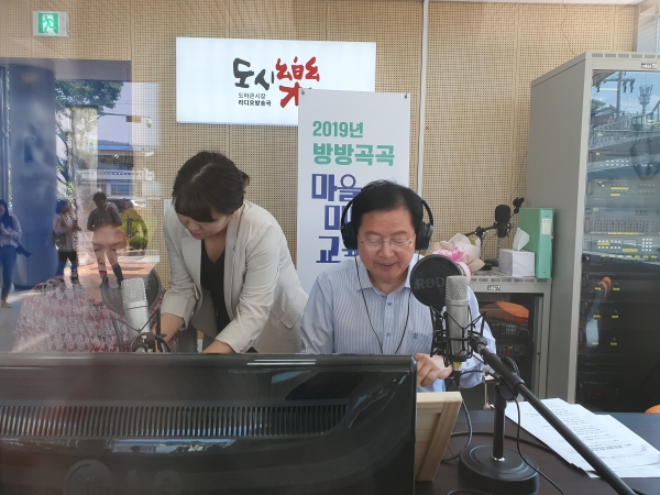 장 구청장이 ‘행복동행 동네마실’을 운영 중 '도마방송' 진행 모습