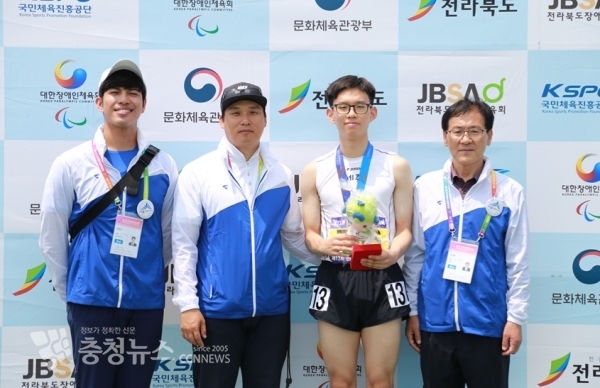 왼쪽부터 양정민 코치, 윤정원 감독, 길영민 선수, 이은웅 사무처장