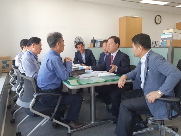 황선봉 군수가 환경부를 방문해 국비지원 요청 모습