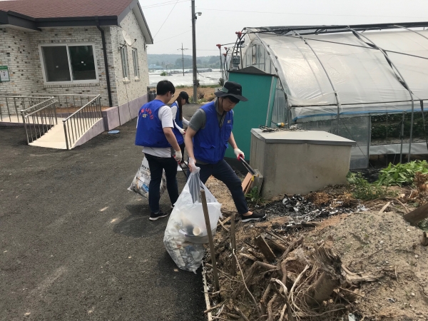 충남 논산시 광석면 천동3리 마을을 찾아 지역 주민과 함께 농촌 클린 활동, 환경 개선 등 “아름다운 농촌 만들기 캠페인” 전개