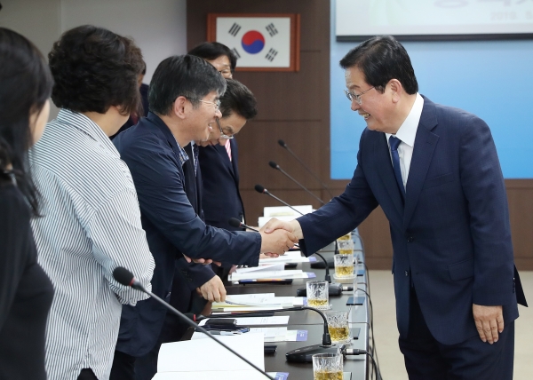 공약이행평가단과 악수를 나누고 있는 장종태 구청장