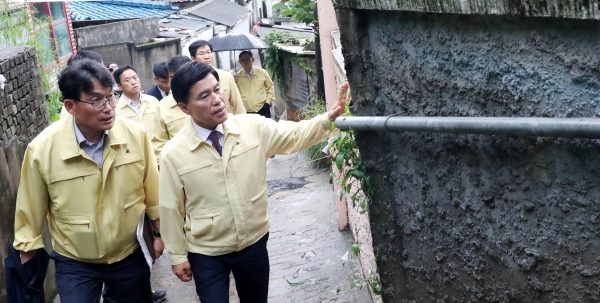 지난해 7월 황인호 동구청장이 취임식을 취소하고 태풍 ‘쁘라삐룬’ 대비 관내 재해취약지구를 예찰