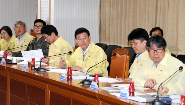 을지태극연습 준비상황보고회를 주재하고 있는 박용갑 구청장