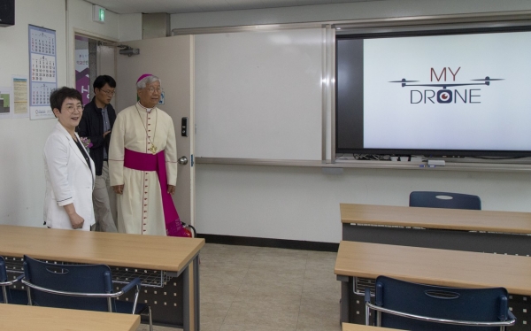 15일 대덕구청소년수련관에서 열린 새출발 출범식에 참석한 박정현 대덕구청장(왼쪽)과 유흥식 주교가 대덕구청소년수련관 시설을 둘러보고 있다