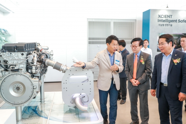 엑시언트 스페이스 아산 내부를 둘러보는 오세현 아산시장