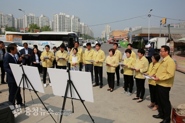 도시재생과장으로부터 배방 구 모산역 폐철도 사업에 대한 설명을 듣고 있다.