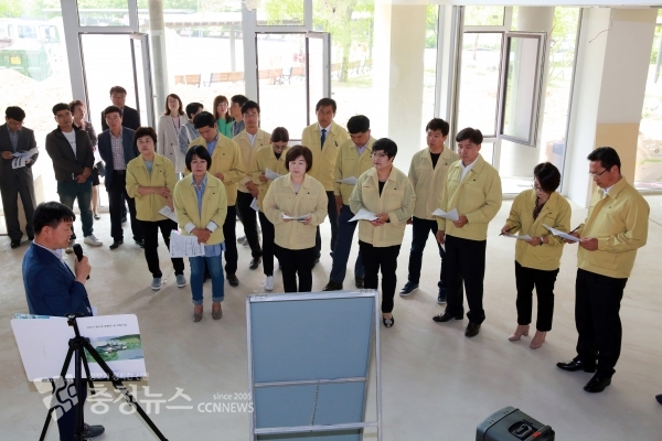 공공시설과로부터 아산청소년 문화의집에서 건립과정을 청취하고 있다.