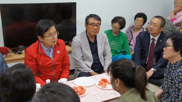 황교안 대표, 대전 민생 현장 첫날밤 동구 용운동 새울경로당서 간담회하고 숙박