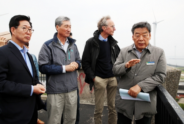 볼케락호에서 현황을 청취하고 있는 가세로 군수.