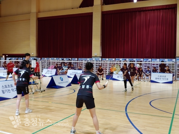 배드민턴 종목에 참여하고 있는 학생들